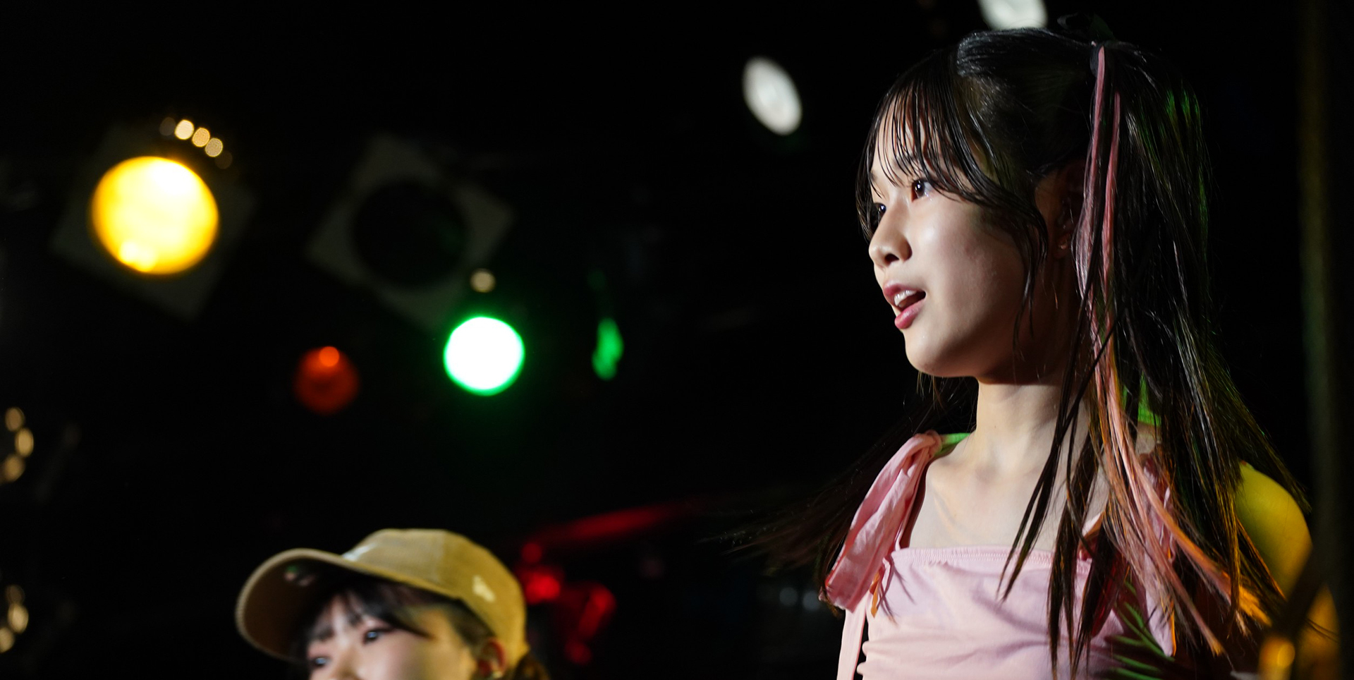 鏡を見ながらダンスをする女性
