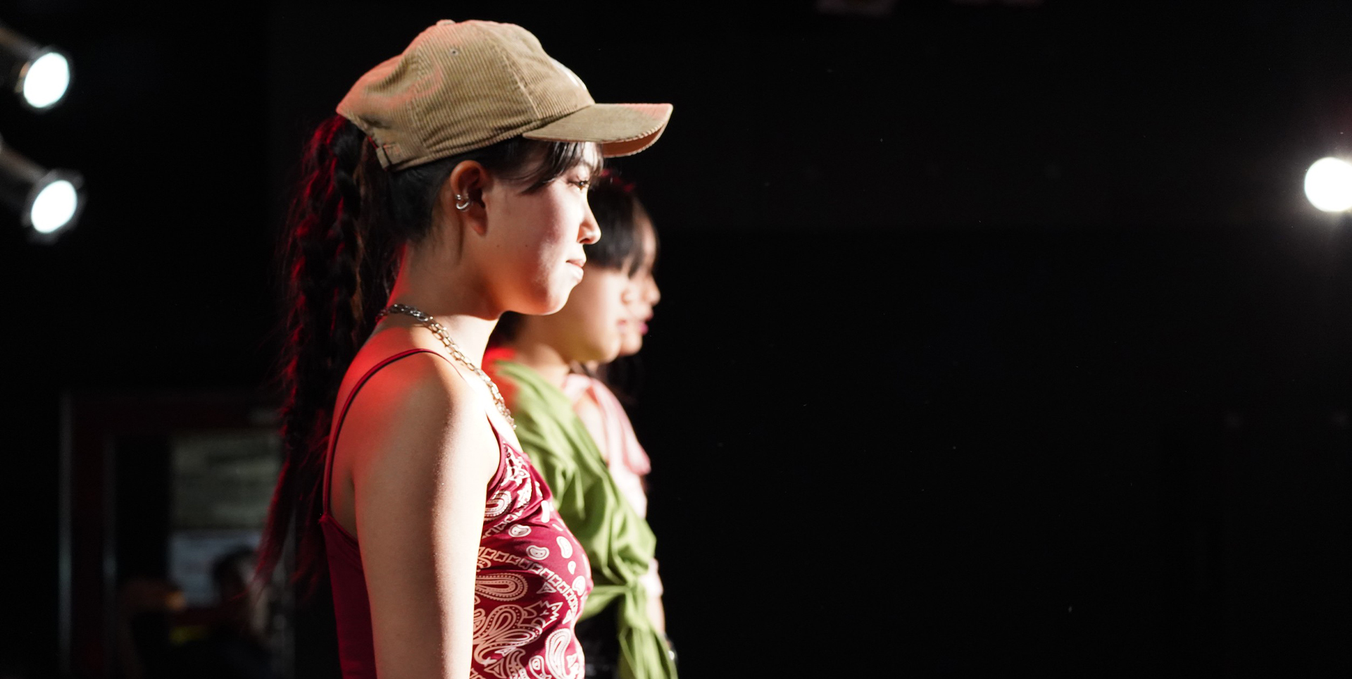 鏡を見ながらダンスをする女性