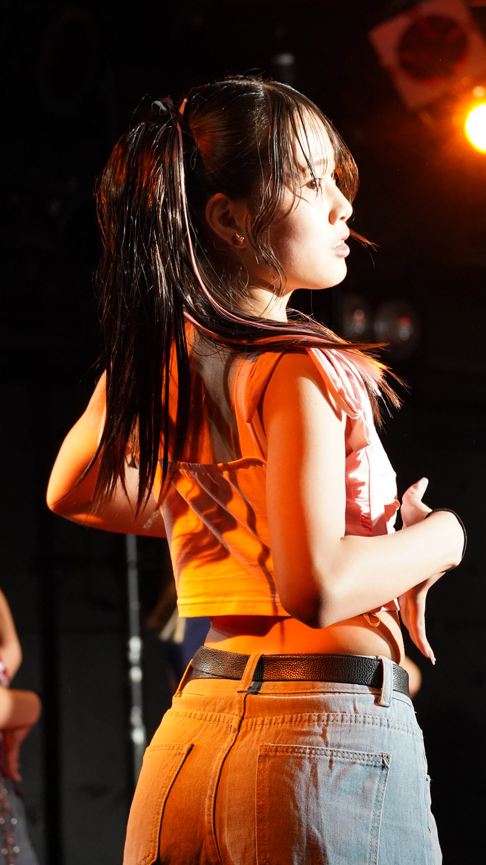 鏡を見ながらダンスをする女性