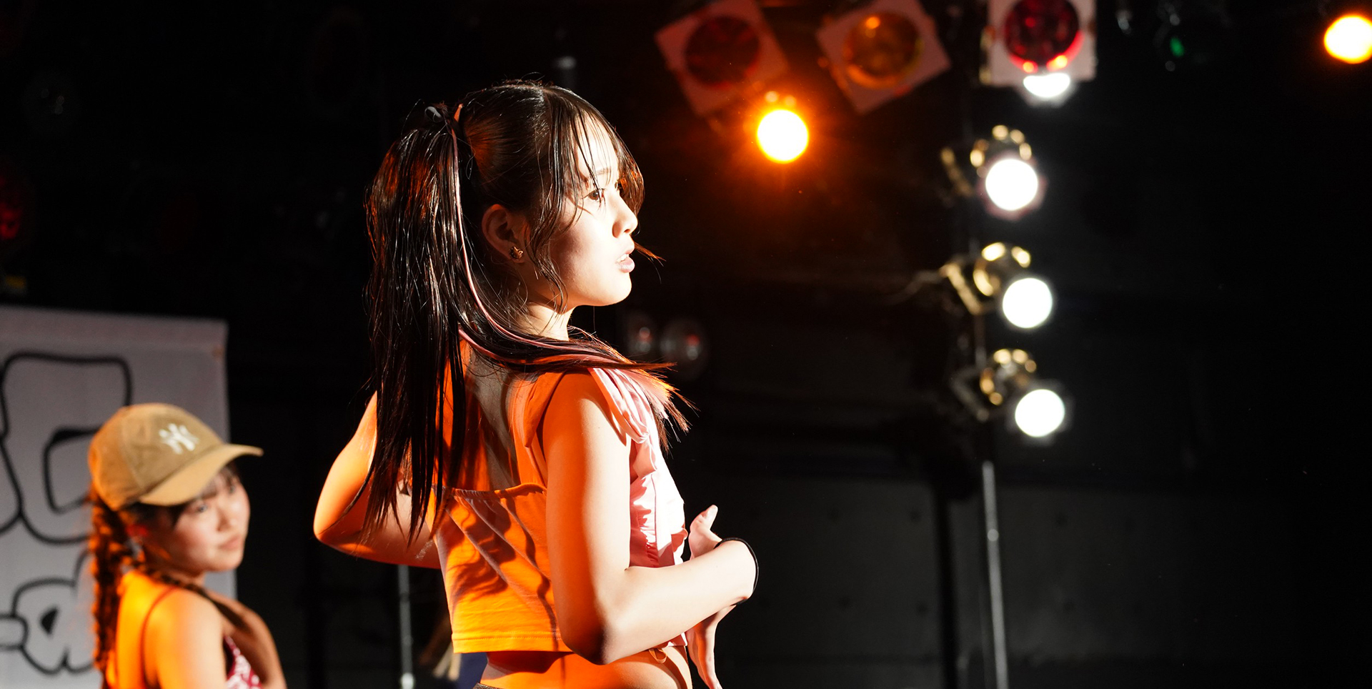 鏡を見ながらダンスをする女性